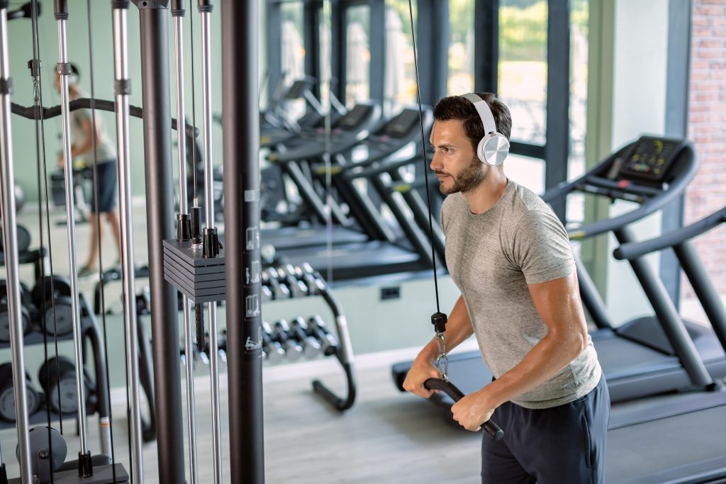 Personal Trainer in gym