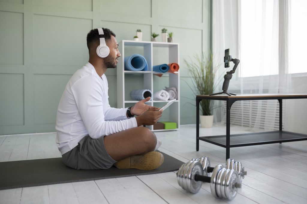 Online personal trainer giving online session