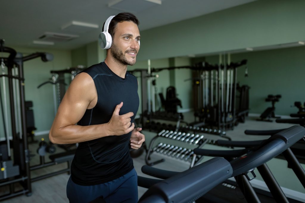 Personal trainer running on a tradmil